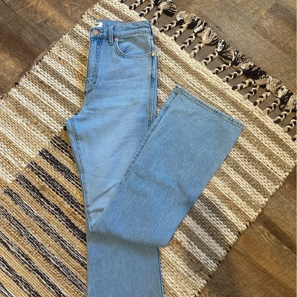 Wrangler High-Rise Light Blue Jeans with Sun Embroidery - Picture 4 of 16